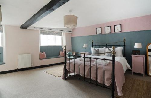 Moreton-in-Marsh Apartment | Inviting Redesdale View with Private Garden for Families
