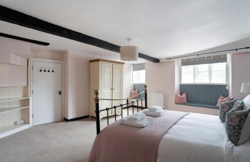 Moreton-in-Marsh Apartment | Inviting Redesdale View with Private Garden for Families