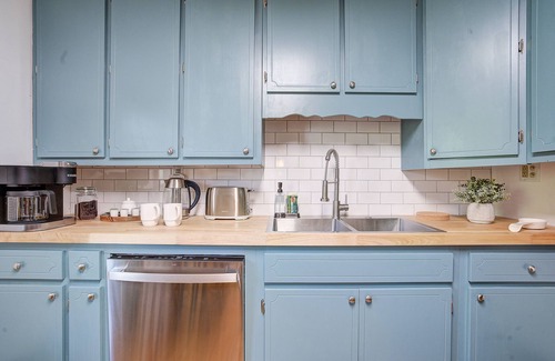 Johnson City Cottage | Pet and Family Friendly Carriage House Near Downtown