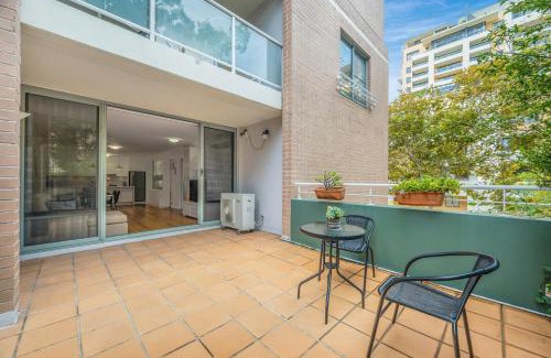 Redfern Apartment | Redfern 2Br Near CBD Shopping Center with Pool & Gym