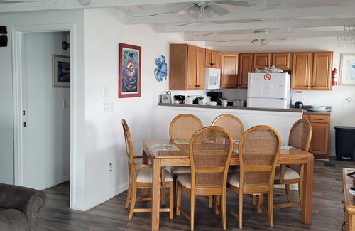 Oak Hill Cabin | Redfish Cabin: Family Retreat with Dock & Pool Access