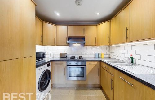 Redhill Apartment | Inviting Redhill Town Centre Apartment by Livingo