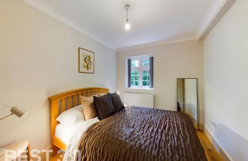 Redhill Apartment | Inviting Redhill Town Centre Apartment by Livingo