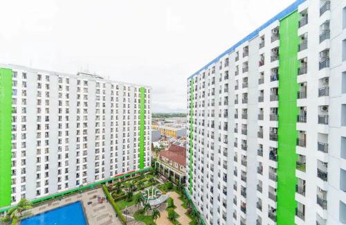 Ciputat Hotel | Family-Friendly Stay at RedLiving Green Lake View Ciputat