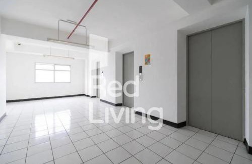 Gunung Putri Hotel | Cozy RedLiving Apartemen Gunung Putri with Pool & Netflix