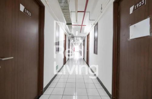 Gunung Putri Hotel | Cozy RedLiving Apartemen Gunung Putri with Pool & Netflix