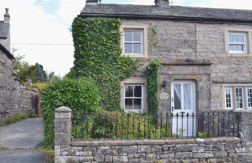 Orton House | Charming Redmayne Cottage: Family-Friendly 4-Star Retreat