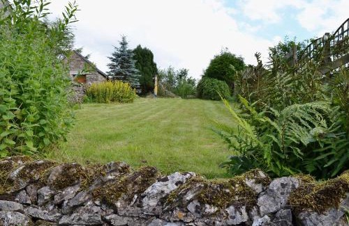 Orton House | Charming Redmayne Cottage: Family-Friendly 4-Star Retreat
