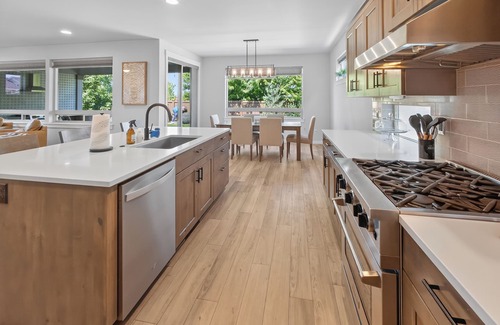 Redmond House | Redmond Executive Retreat: Easy & Bright NEIGHBORHOOD POOL