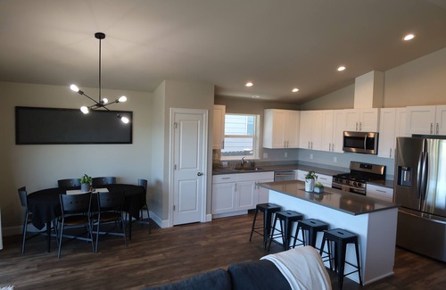Redmond House | Redmond House: Ideal Long-Term Stay with Family & Pets