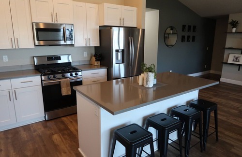 Redmond House | Redmond House: Ideal Long-Term Stay with Family & Pets