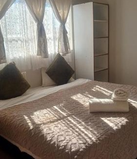 Port Elizabeth Apartment | RedPillars One Bedroom Self Catering Unit