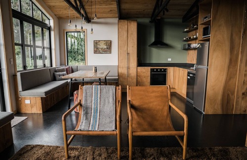 Ohakune House | Inviting Redrock Hut: A Cozy Cabin Retreat for Families
