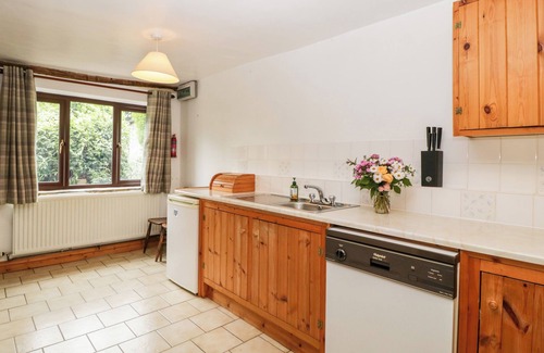 Mortimers Cross Cottage | Cozy Redstart Cottage: Pet-Friendly Retreat in Kingsland
