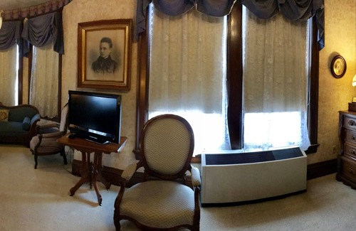 Dubuque Bed & Breakfast | Cozy Redstone Inn and Suites: Family-Friendly Comfort