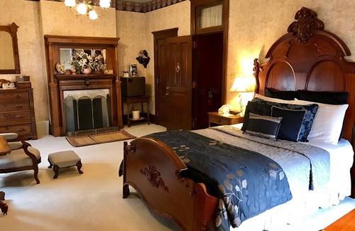 Dubuque Bed & Breakfast | Cozy Redstone Inn and Suites: Family-Friendly Comfort
