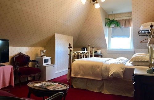 Dubuque Bed & Breakfast | Cozy Redstone Inn and Suites: Family-Friendly Comfort