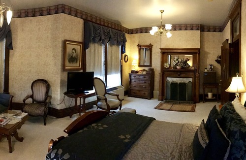 Dubuque Bed & Breakfast | Cozy Redstone Inn and Suites: Family-Friendly Comfort