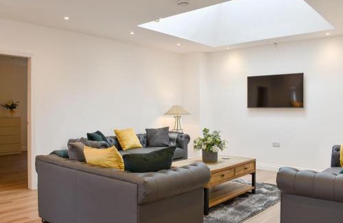 Irby House | Unforgettable Family Stay at Redstones Cottage - 10/10 Rated