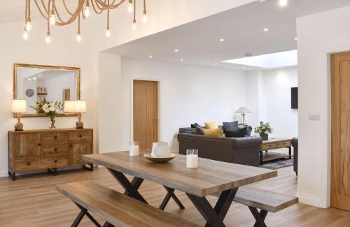 Irby House | Unforgettable Family Stay at Redstones Cottage - 10/10 Rated