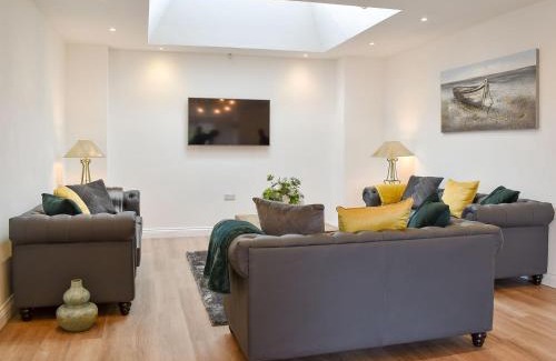 Irby House | Unforgettable Family Stay at Redstones Cottage - 10/10 Rated