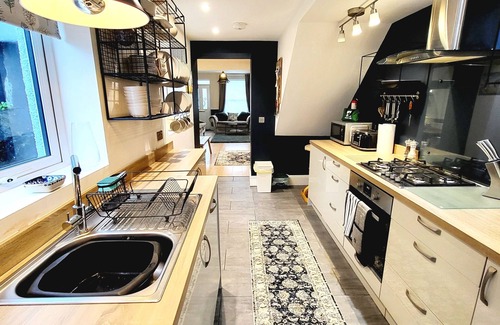 Cowbridge House | Renovated Townhouse in Cowbridge with Ocean Views & Spa