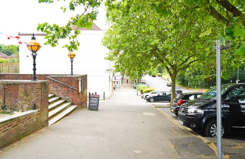 London Borough of Bromley Apartment | Refurbished Studio near London Bridge - Family Friendly Stay