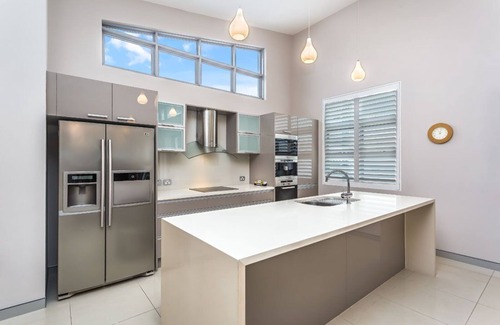 Redcliffe Hotel | Oceanfront Redvue Apartments: Rated 9.4/10 with Pool & Breakfast