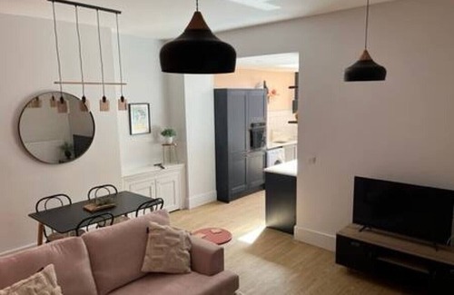 Huntingdon House | Experience Redwing: Free Parking & Family-Friendly Comfort