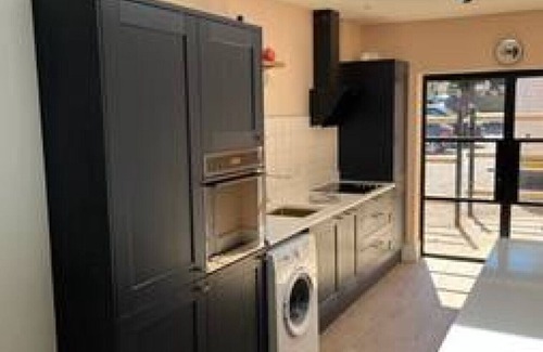 Huntingdon House | Experience Redwing: Free Parking & Family-Friendly Comfort