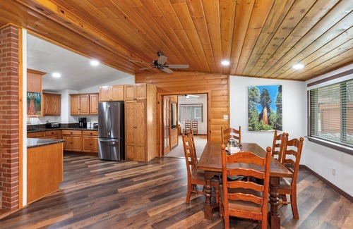 Three Rivers House | Pet-Friendly Redwood Cabin by the Kaweah River - Rated 9.8