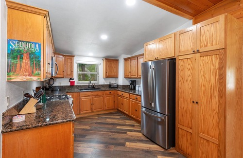 Three Rivers House | Pet-Friendly Redwood Cabin by the Kaweah River - Rated 9.8