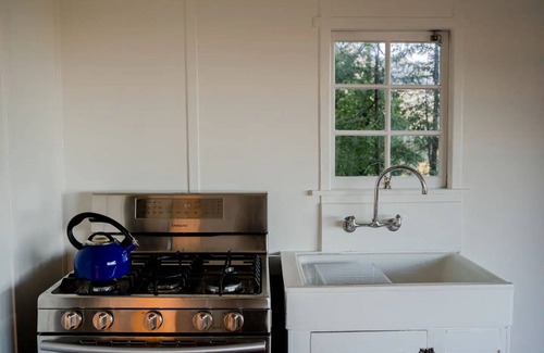 Mill Valley Cabin | Redwood Forest Bungalow: Family-Friendly Retreat with Deck Views