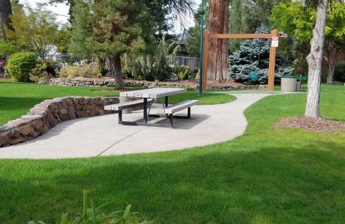 Grants Pass Hotel | Inviting Redwood Hyperion Suites with Pool & Hot Tub Access