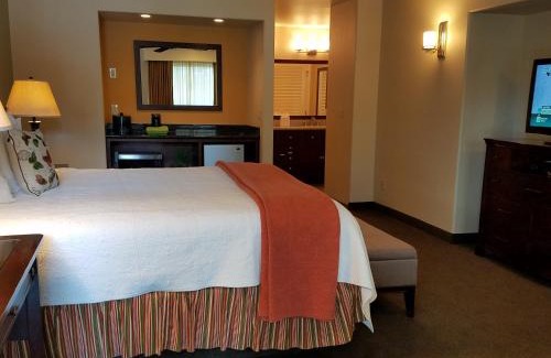 Grants Pass Hotel | Inviting Redwood Hyperion Suites with Pool & Hot Tub Access