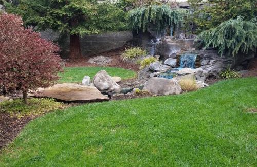 Grants Pass Hotel | Inviting Redwood Hyperion Suites with Pool & Hot Tub Access