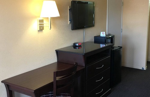 White Hall Hotel | Redwood Inn and Suites