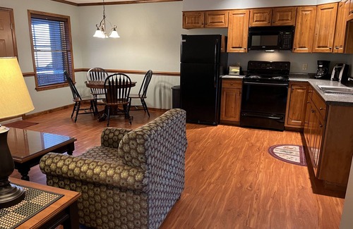 Colliersville Apartment | Immaculate Redwood Inn & Suites with Pool and Spa Access