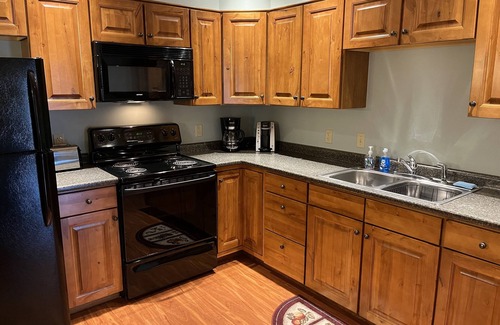 Colliersville Apartment | Immaculate Redwood Inn & Suites with Pool and Spa Access