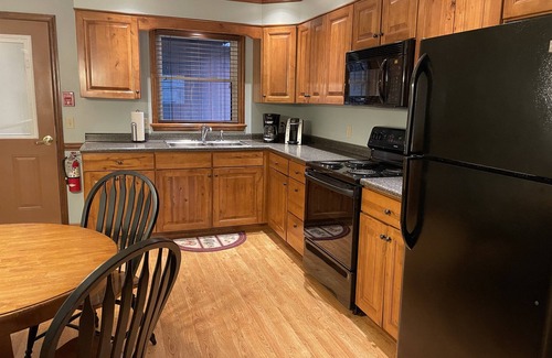 Colliersville Apartment | Immaculate Redwood Inn & Suites - Family-Friendly Retreat