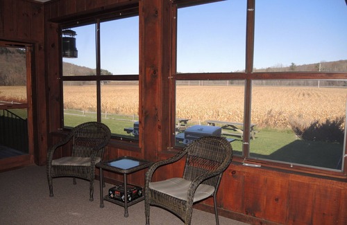 Colliersville Apartment | Immaculate Redwood Inn & Suites - Family-Friendly Retreat