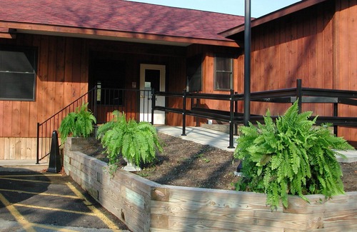 Colliersville Apartment | Immaculate Redwood Inn & Suites - Family-Friendly Retreat