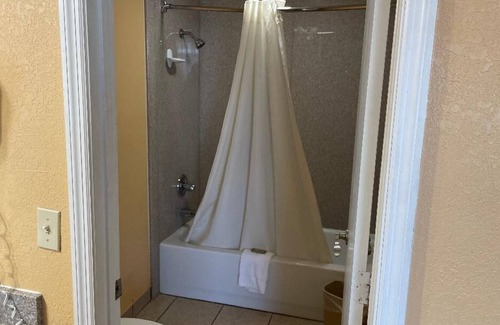 Lawrenceburg Hotel | Guest Favorite: Redwood Inn with Breakfast & Family Amenities
