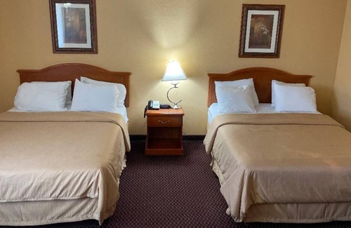 Lawrenceburg Hotel | Guest Favorite: Redwood Inn with Breakfast & Family Amenities