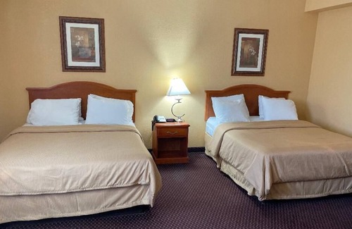 Lawrenceburg Hotel | Guest Favorite: Redwood Inn with Breakfast & Family Amenities