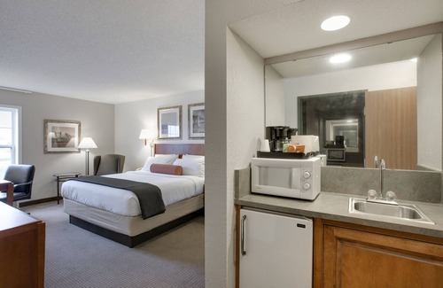 Redwood Falls Hotel | Relax at Redwood Lodge: Spa, Hot Tub & Family-Friendly Stay