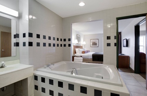 Redwood Falls Hotel | Relax at Redwood Lodge: Spa, Hot Tub & Family-Friendly Stay