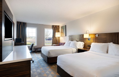Redwood Falls Hotel | Relax at Redwood Lodge: Spa, Hot Tub & Family-Friendly Stay