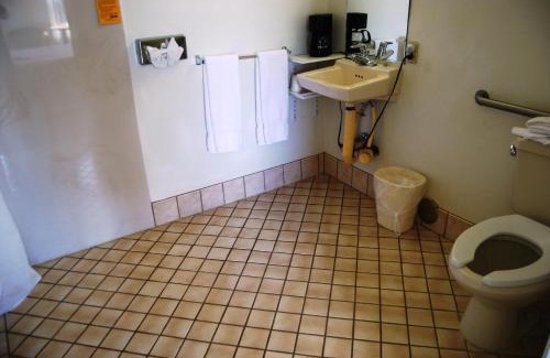Bridgeport Hotel | Comfortable Redwood Motel - Pet-Friendly & Family-Oriented Stay