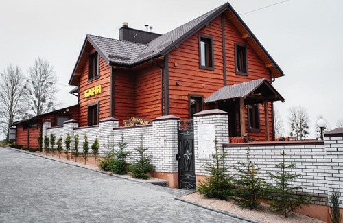 Vinnichki House | RedWoodHouse: 4-Star Stay with Pool & Hot Tub Amenities